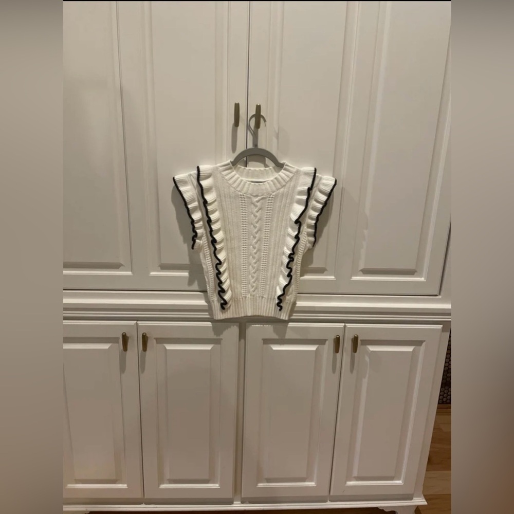 She + Sky: Cropped Ruffle Detail Sweater Size Small (NWT & Boutique)